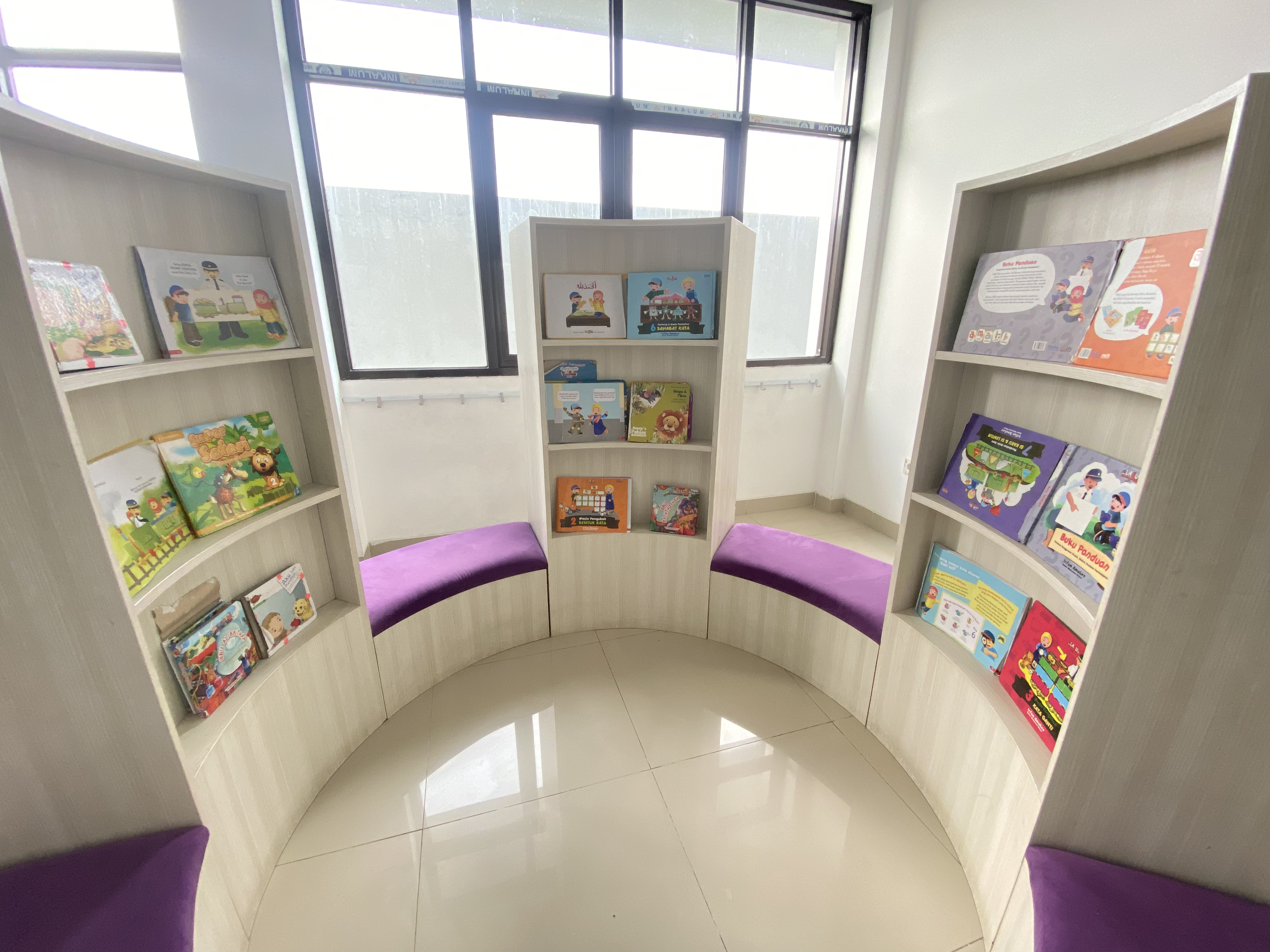 Contoh gambar Pojok Membaca yang kaya buku